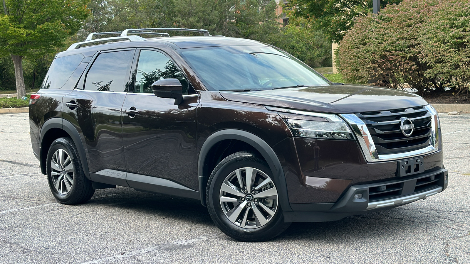 2022 Nissan Pathfinder SL 1