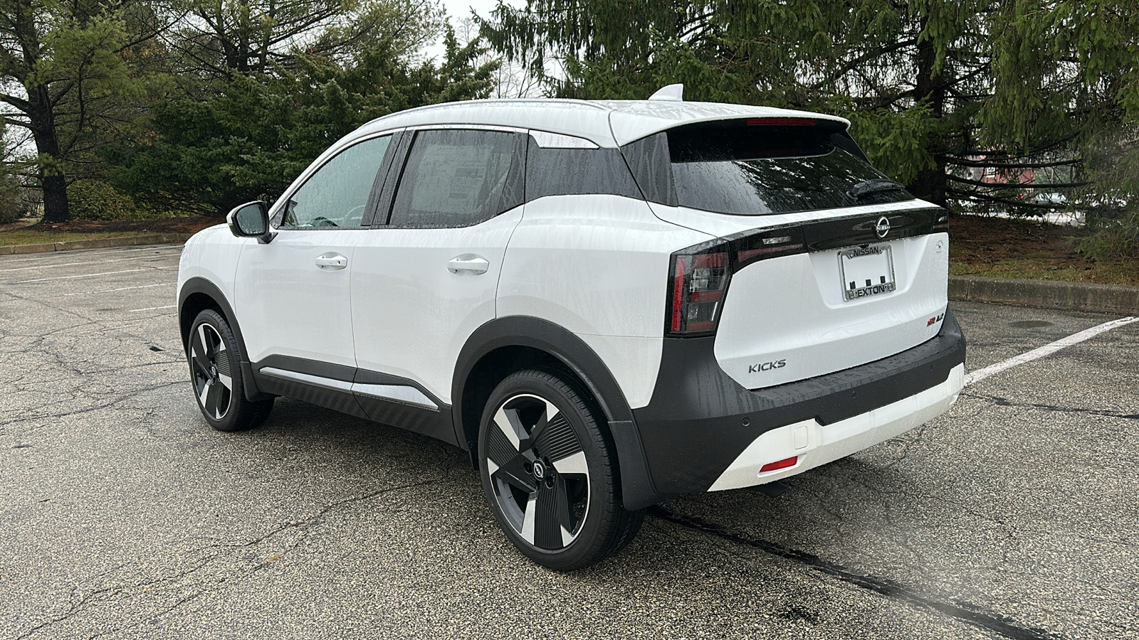 2025 Nissan Kicks SR 5