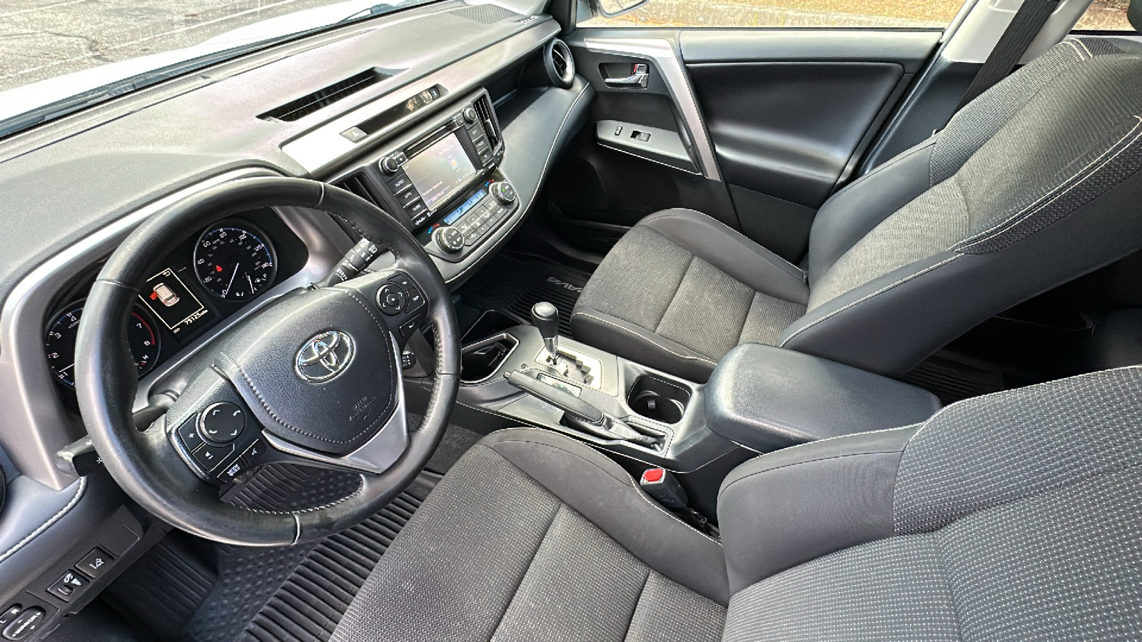 2017 Toyota RAV4 XLE 24