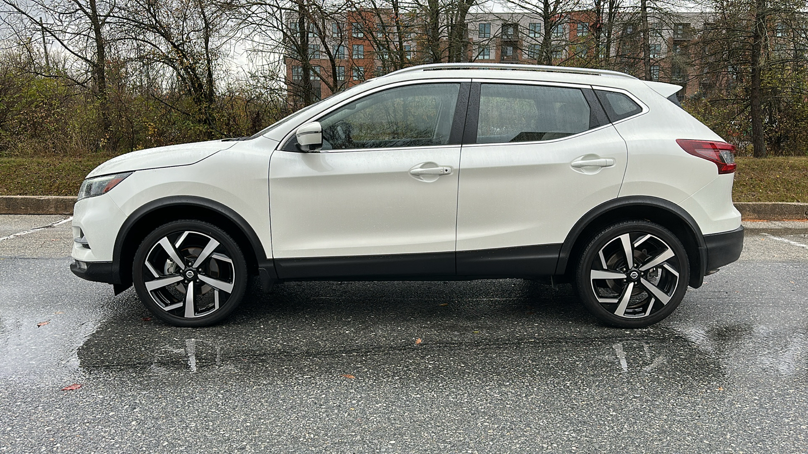 2021 Nissan Rogue Sport SL 28