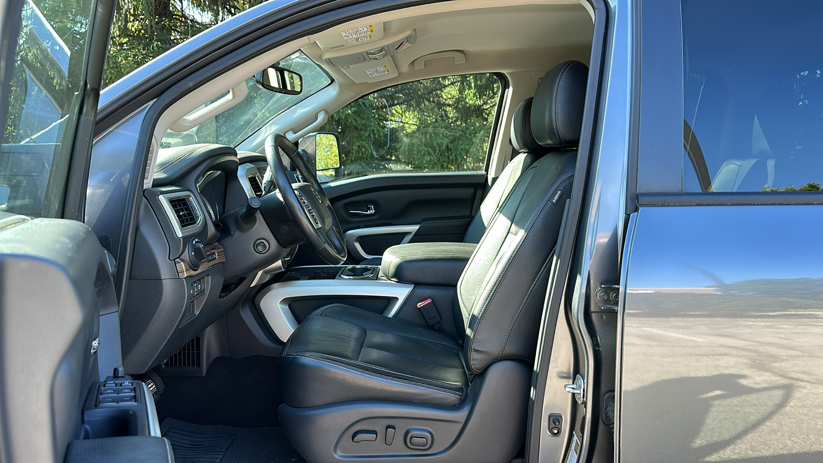 2019 Nissan Titan XD SL 14