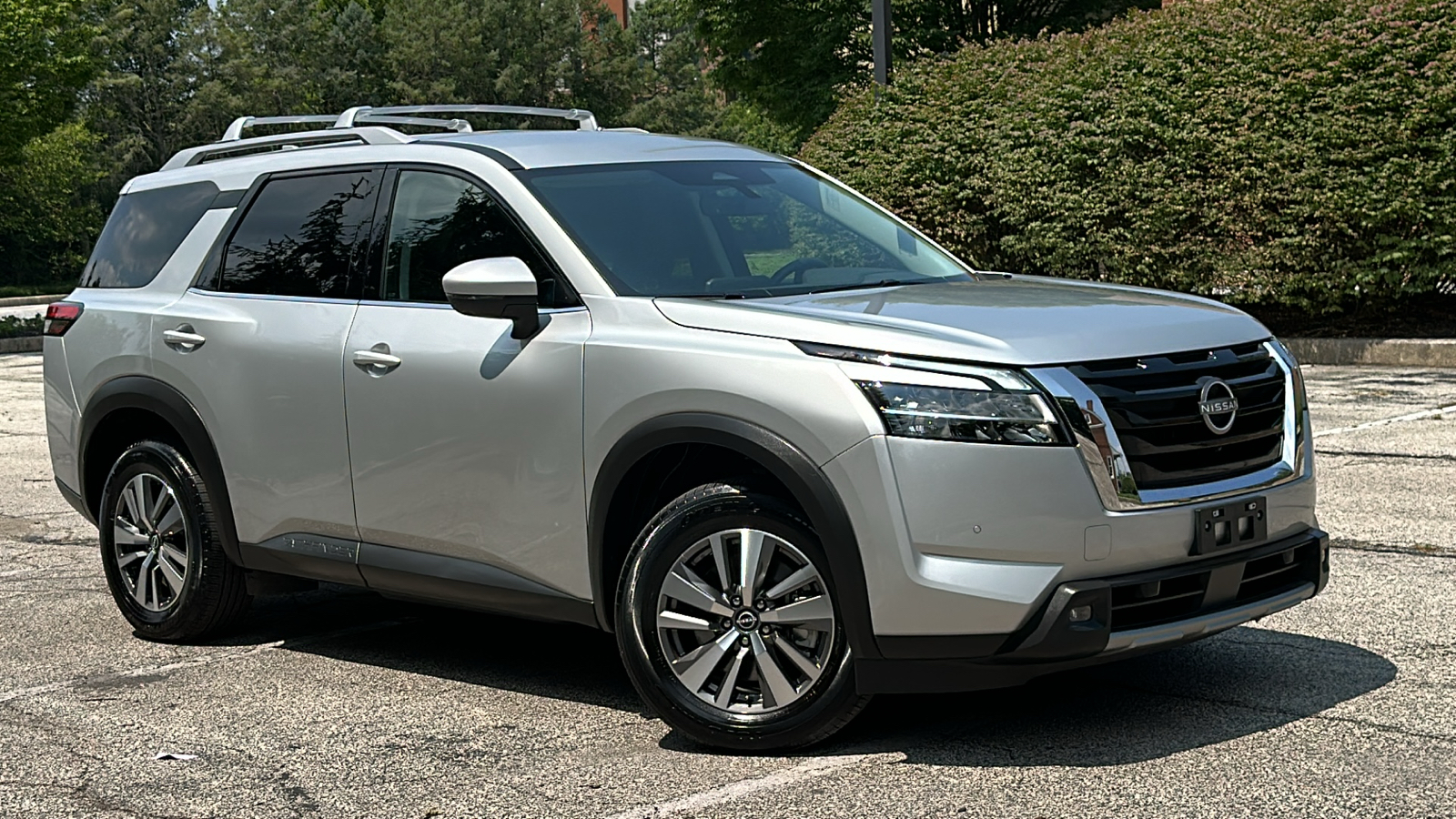 2023 Nissan Pathfinder SL 1