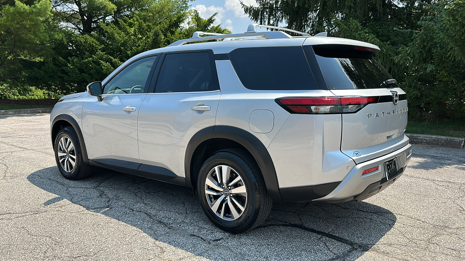 2023 Nissan Pathfinder SL 8