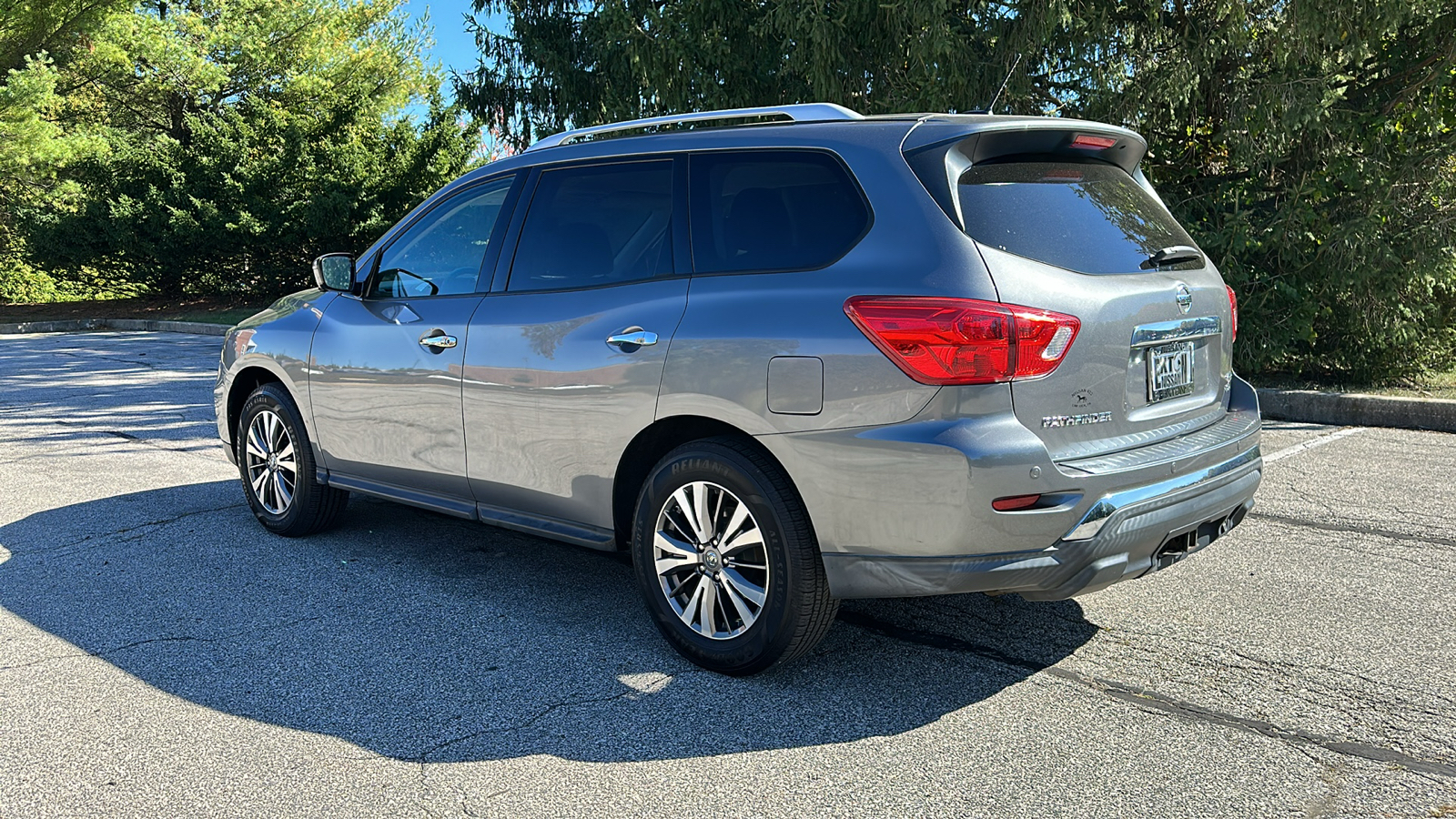 2017 Nissan Pathfinder SL 8