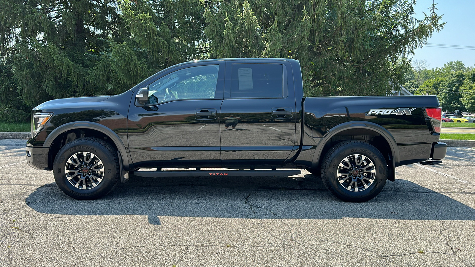 2023 Nissan Titan PRO-4X 28