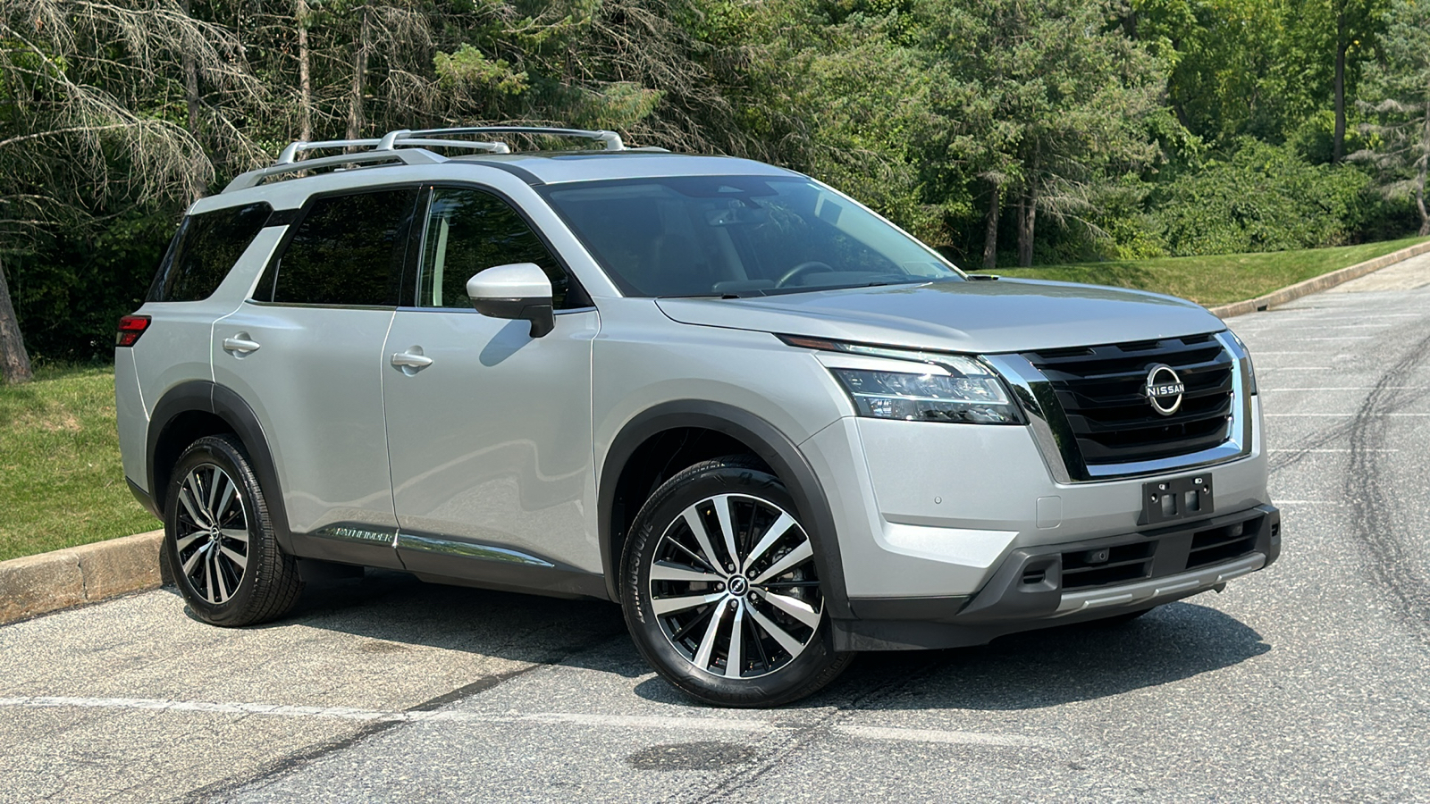 2023 Nissan Pathfinder Platinum 1