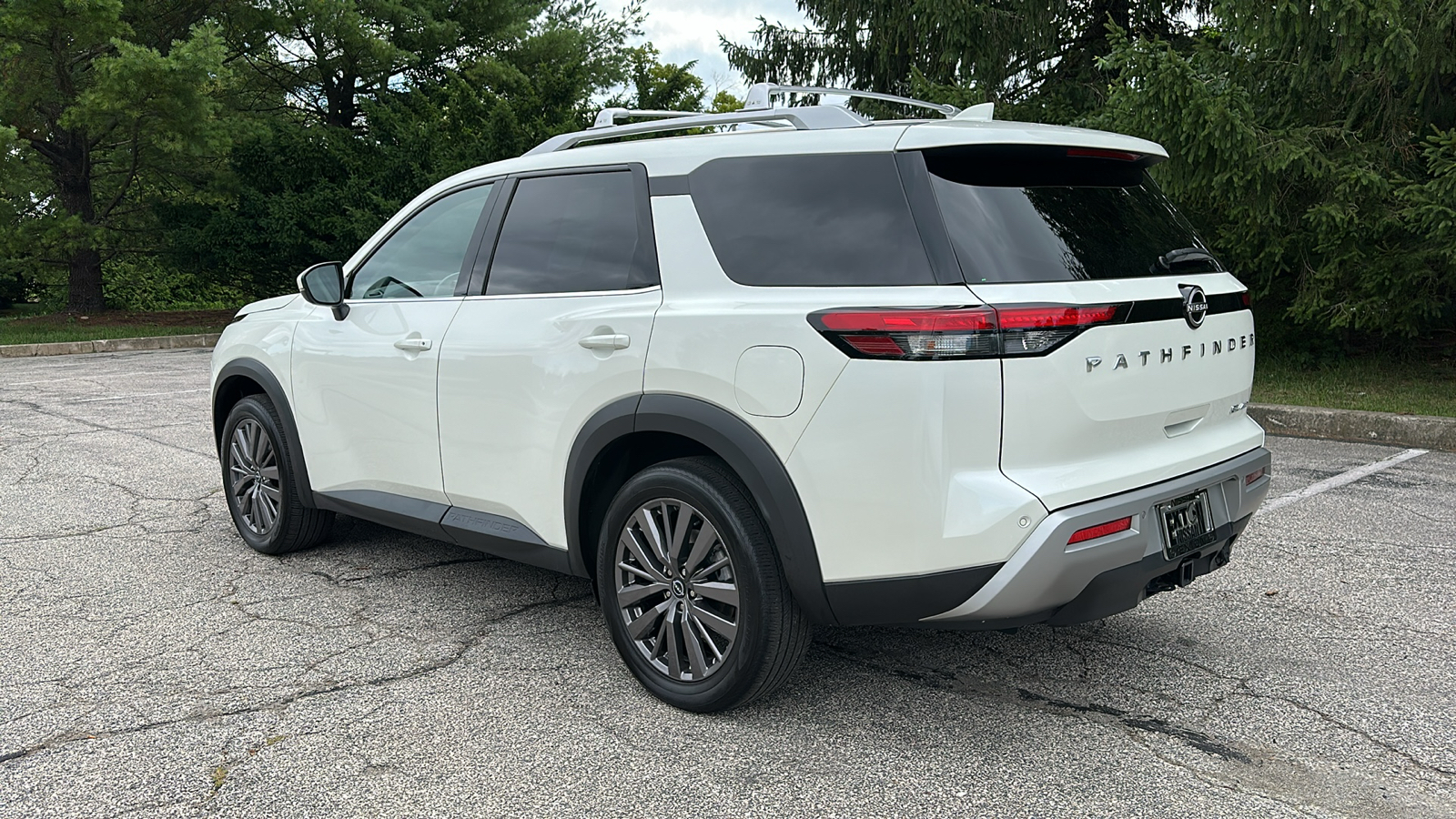 2023 Nissan Pathfinder SL 8