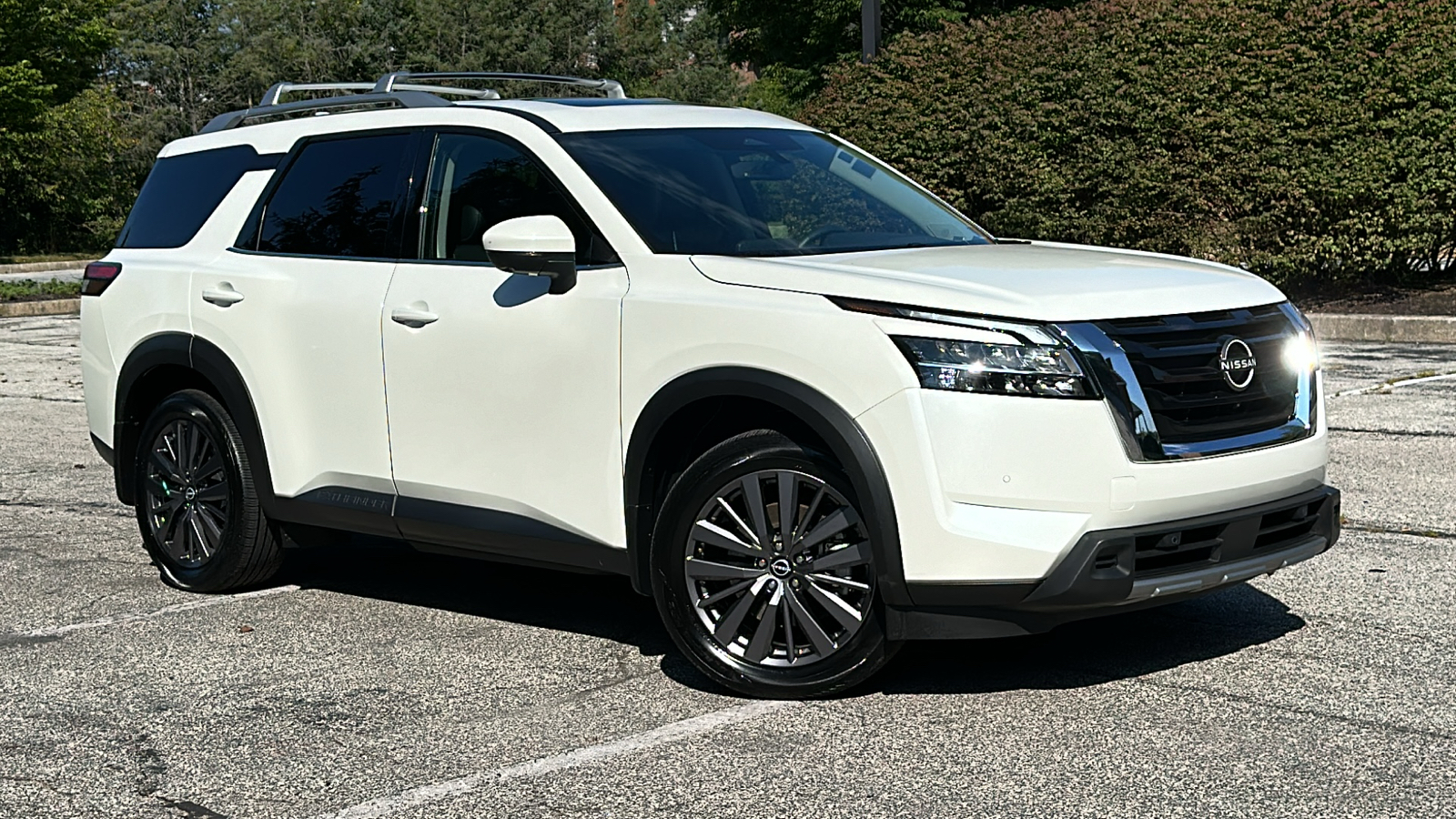 2023 Nissan Pathfinder SL 1