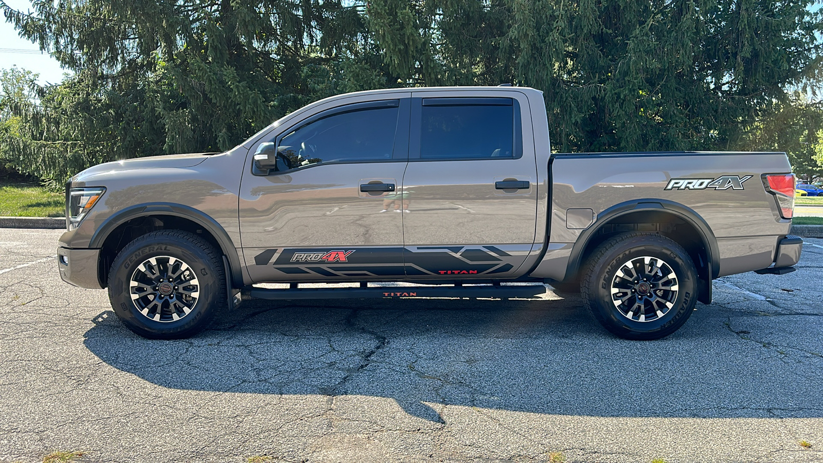 2023 Nissan Titan PRO-4X 28