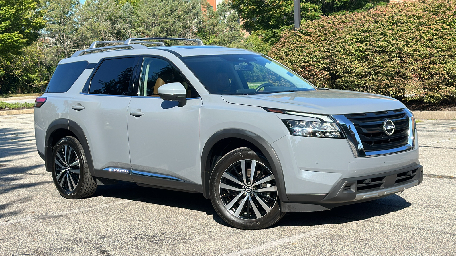 2023 Nissan Pathfinder Platinum 1