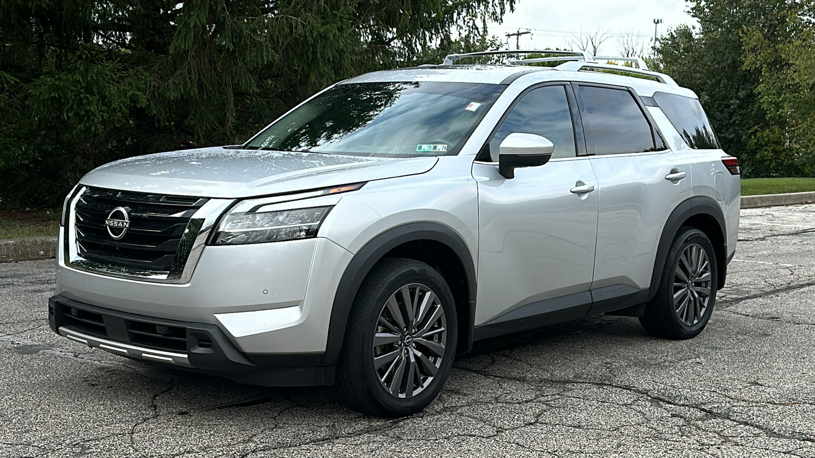 2023 Nissan Pathfinder SL 2