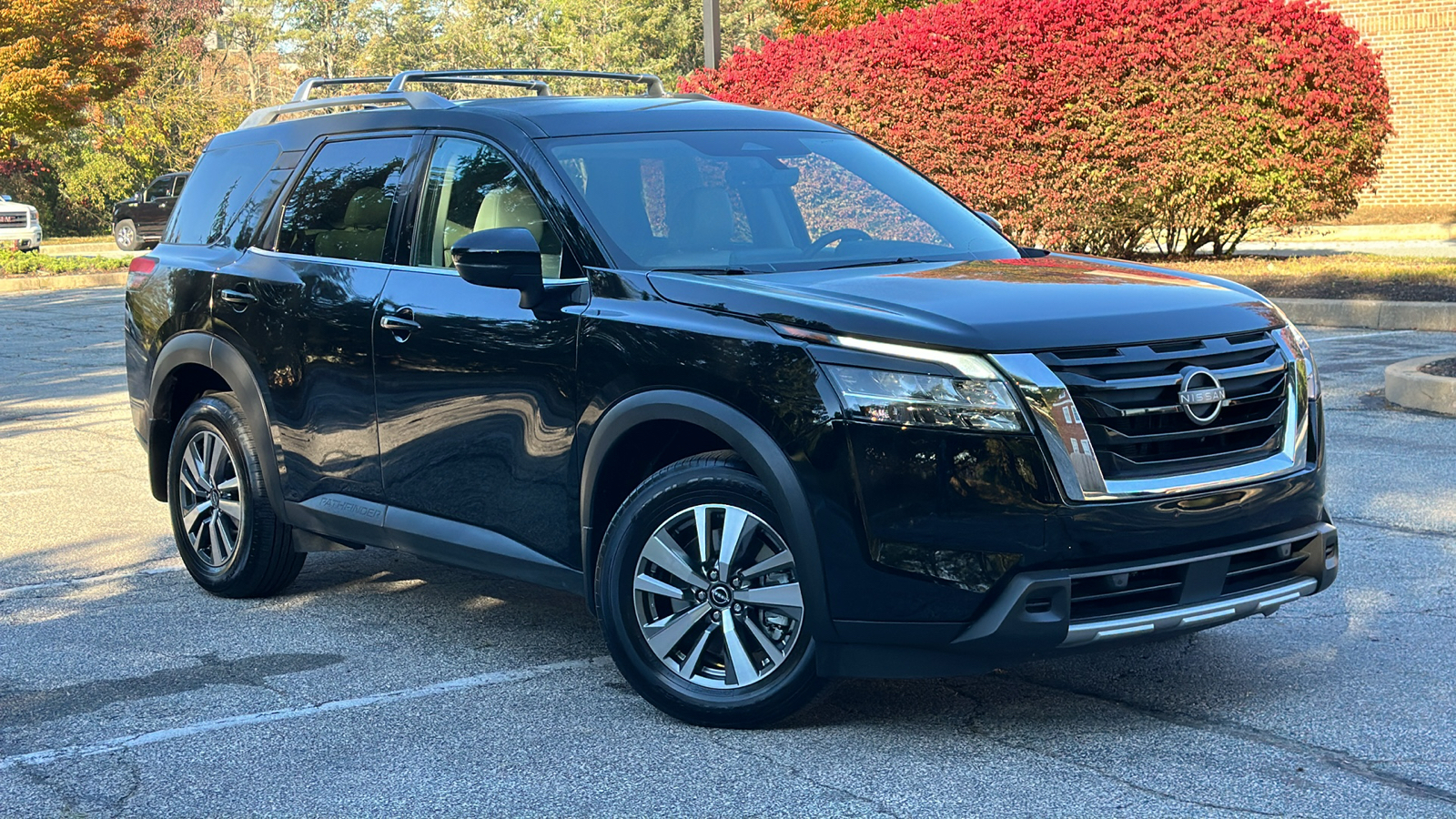 2023 Nissan Pathfinder SL 1