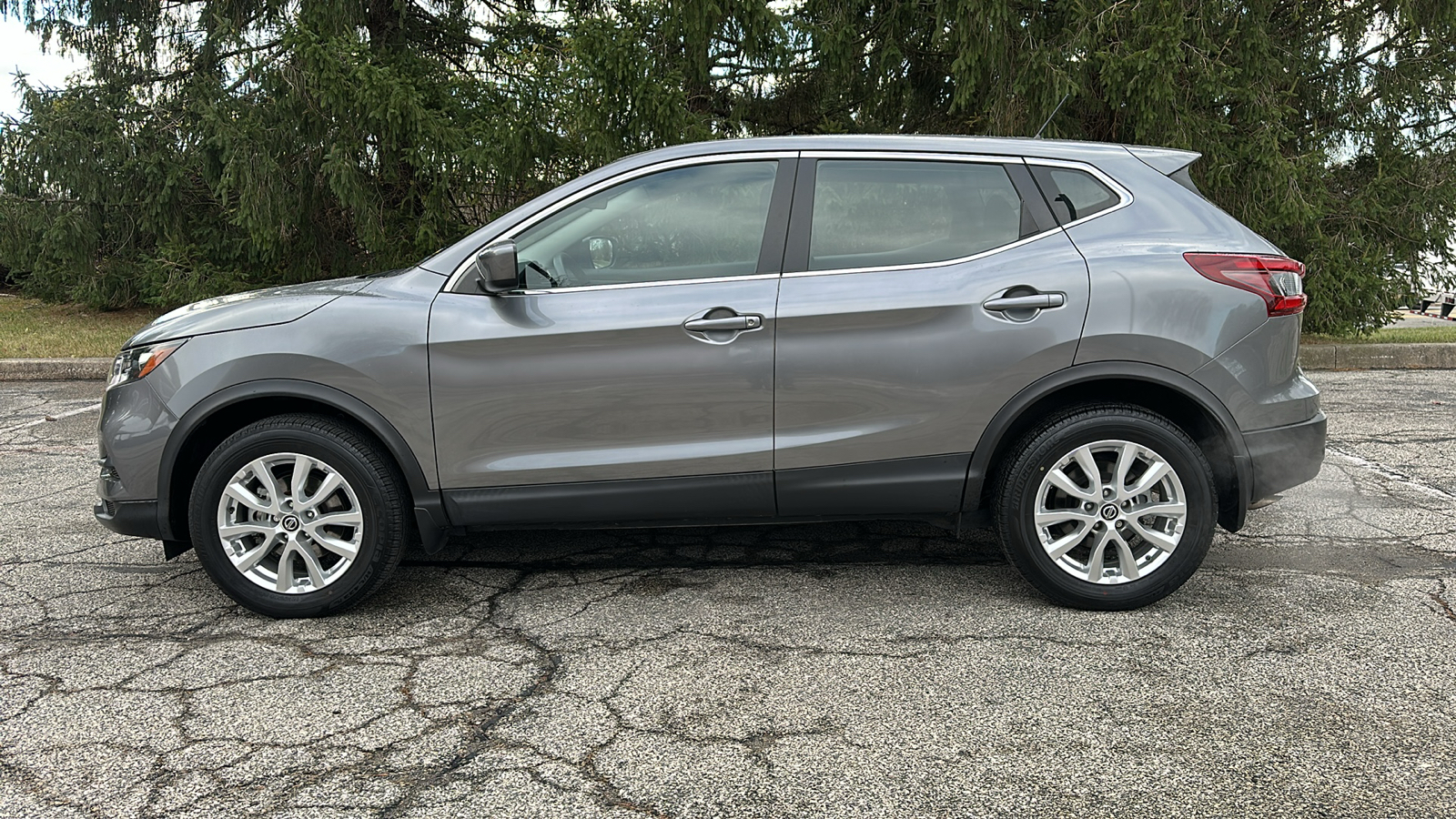 2021 Nissan Rogue Sport S 28