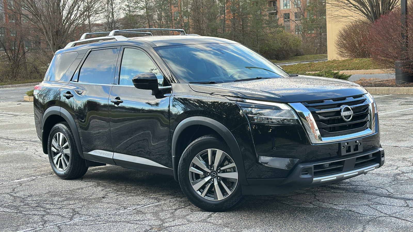 2023 Nissan Pathfinder SL 1