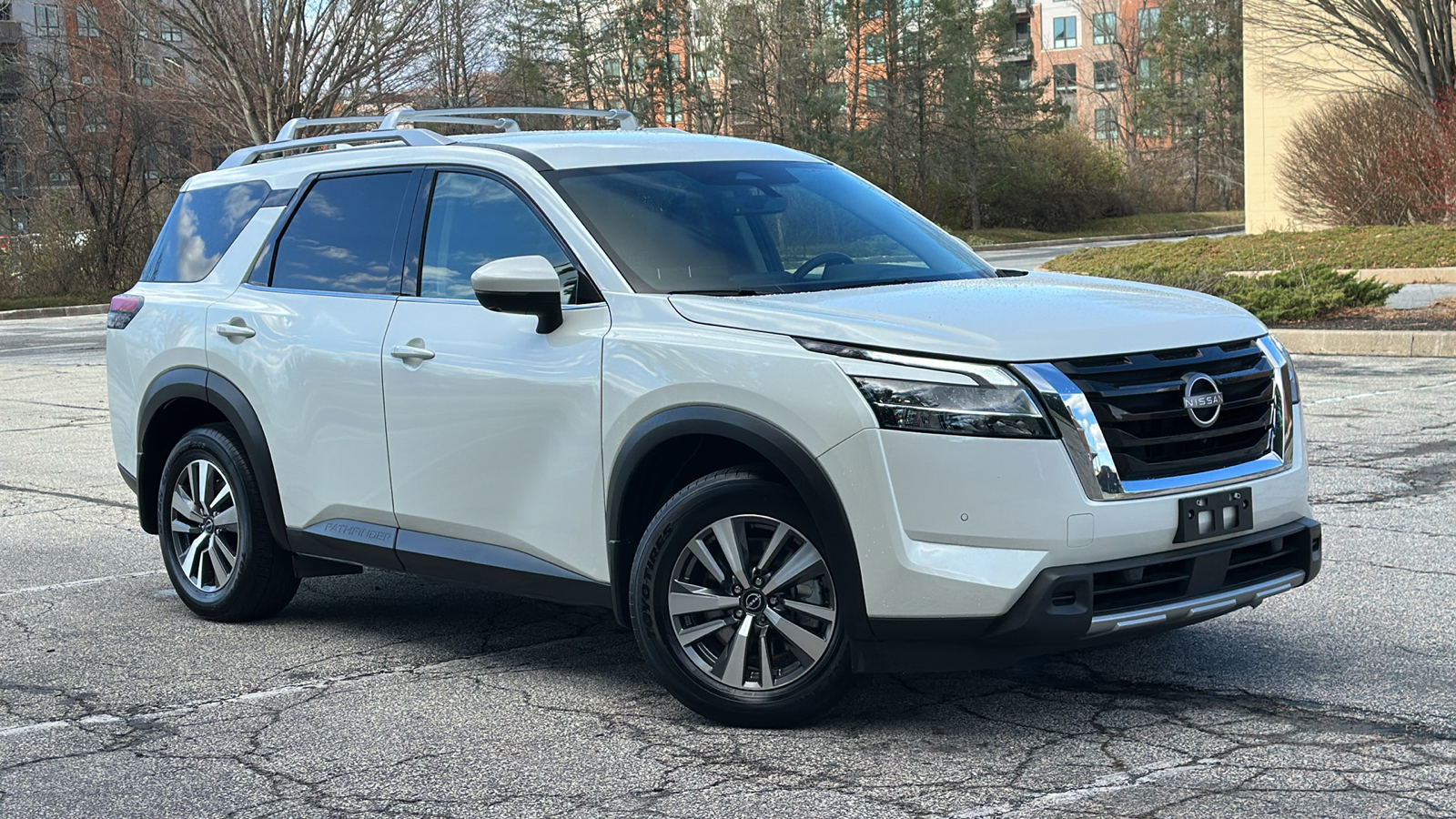 2023 Nissan Pathfinder SL 1