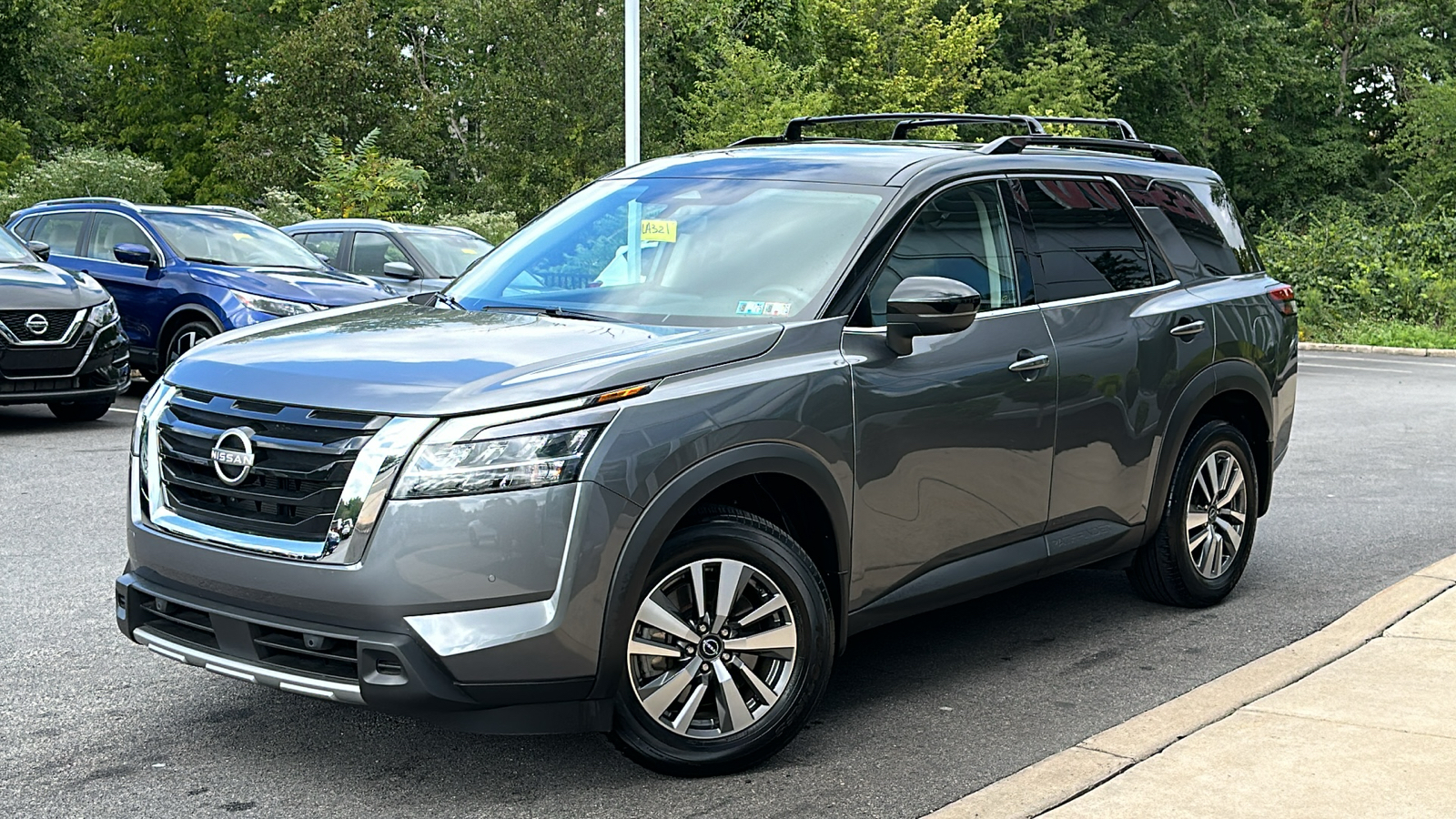 2023 Nissan Pathfinder SL 1