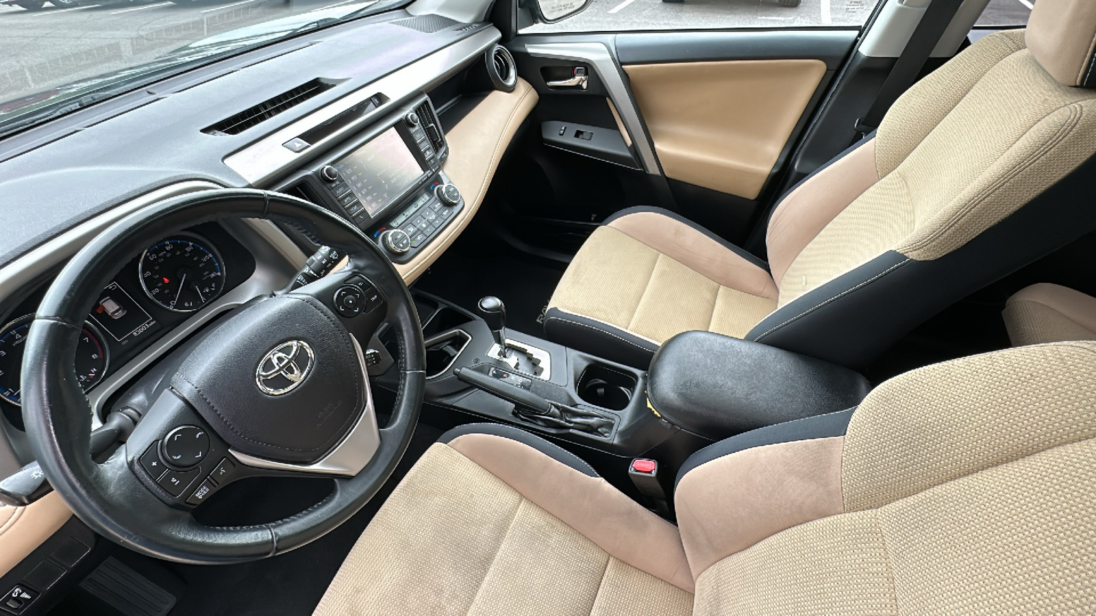 2016 Toyota RAV4 XLE 24