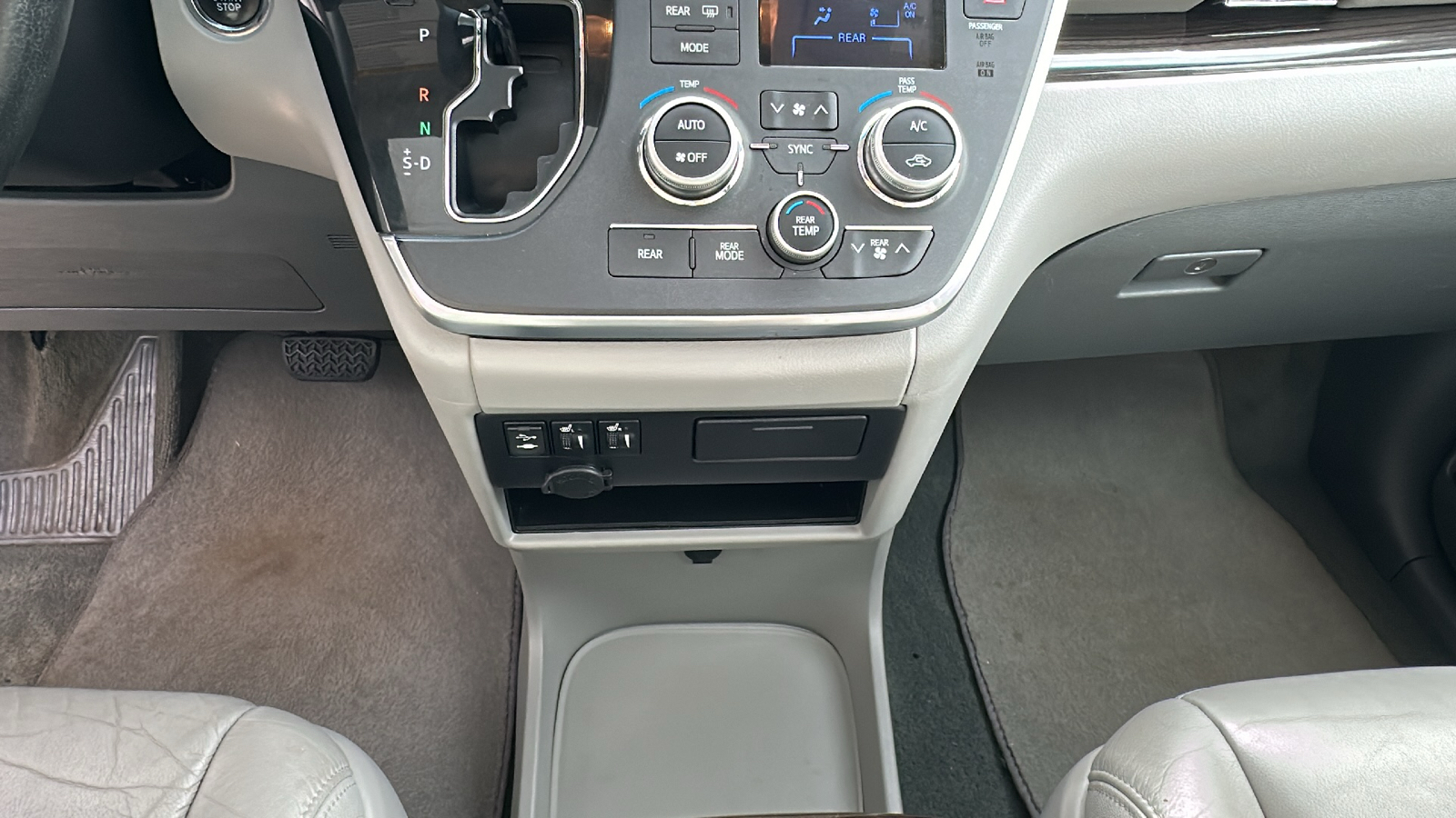 2016 Toyota Sienna L 21