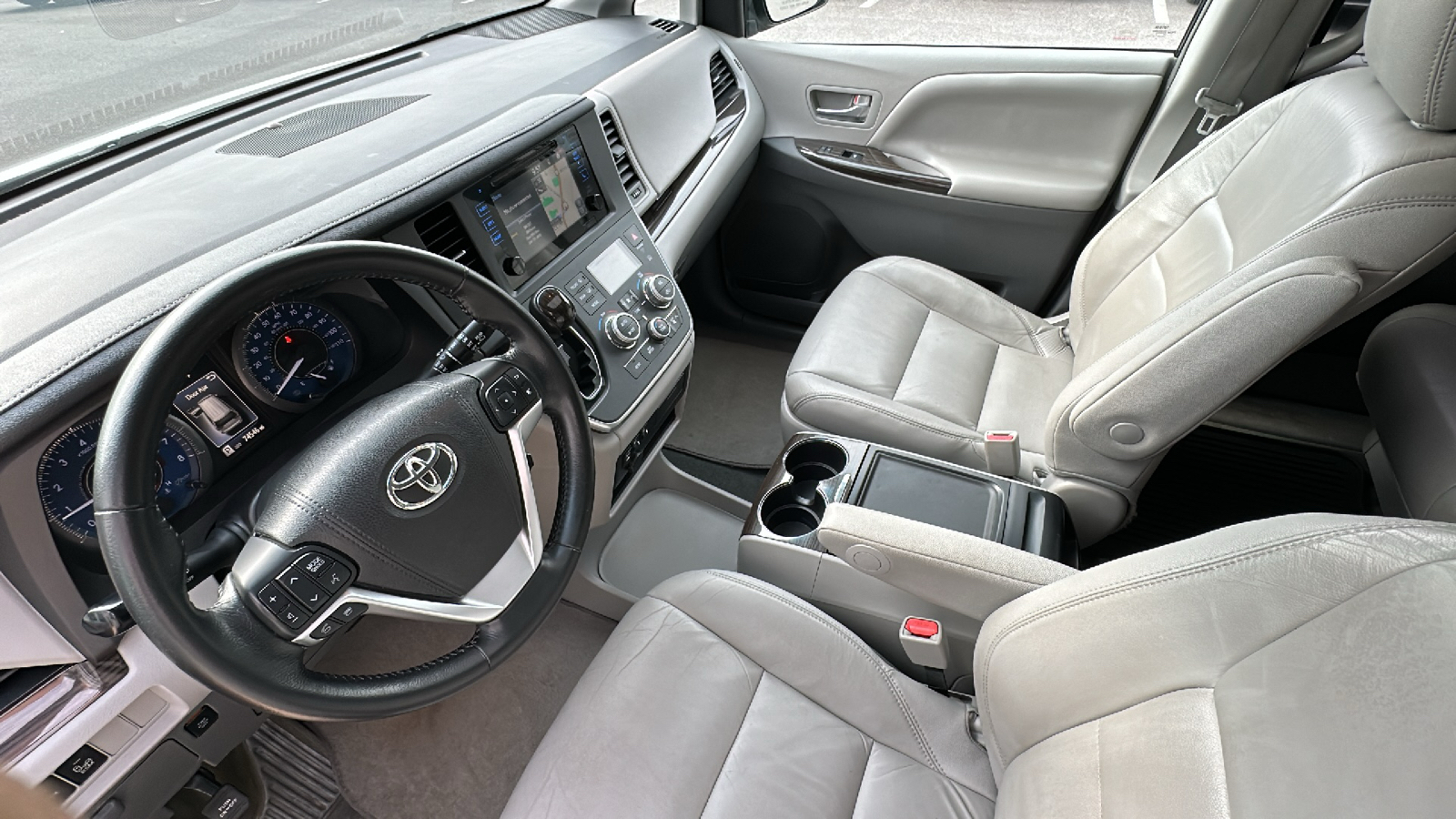 2016 Toyota Sienna L 22