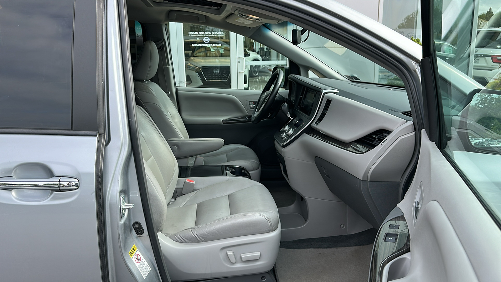 2016 Toyota Sienna L 24