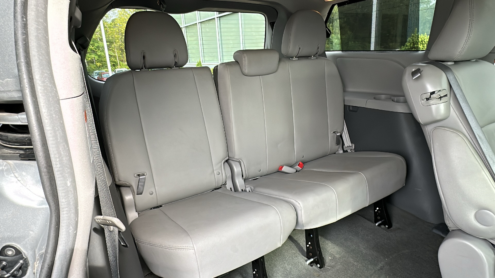 2016 Toyota Sienna L 26