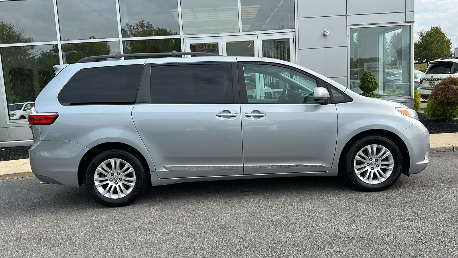 2016 Toyota Sienna L 28