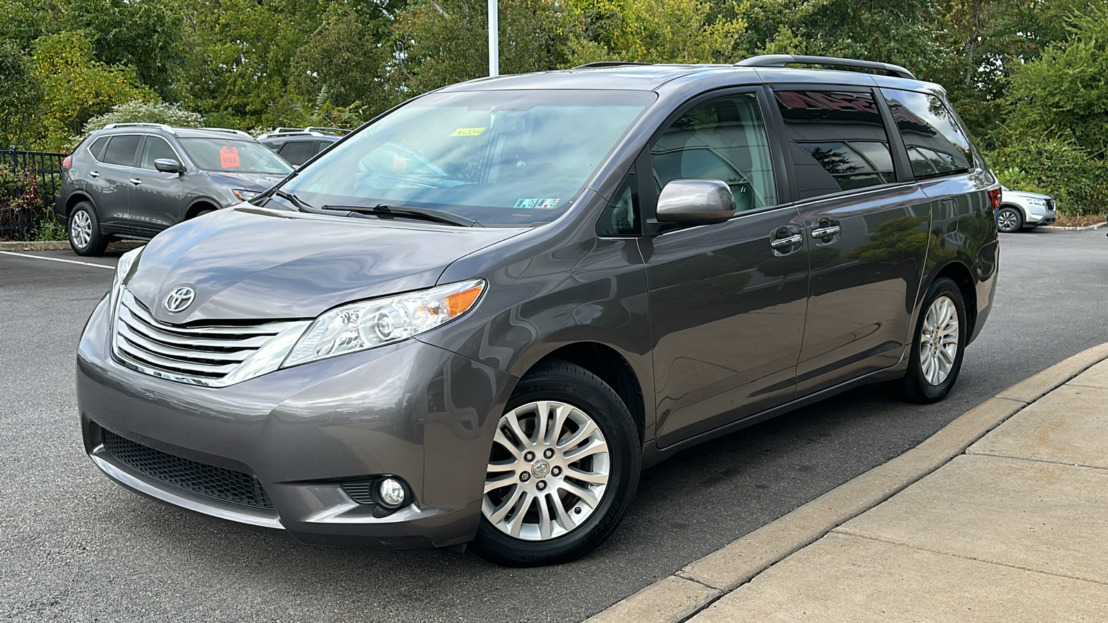 2017 Toyota Sienna XLE 1