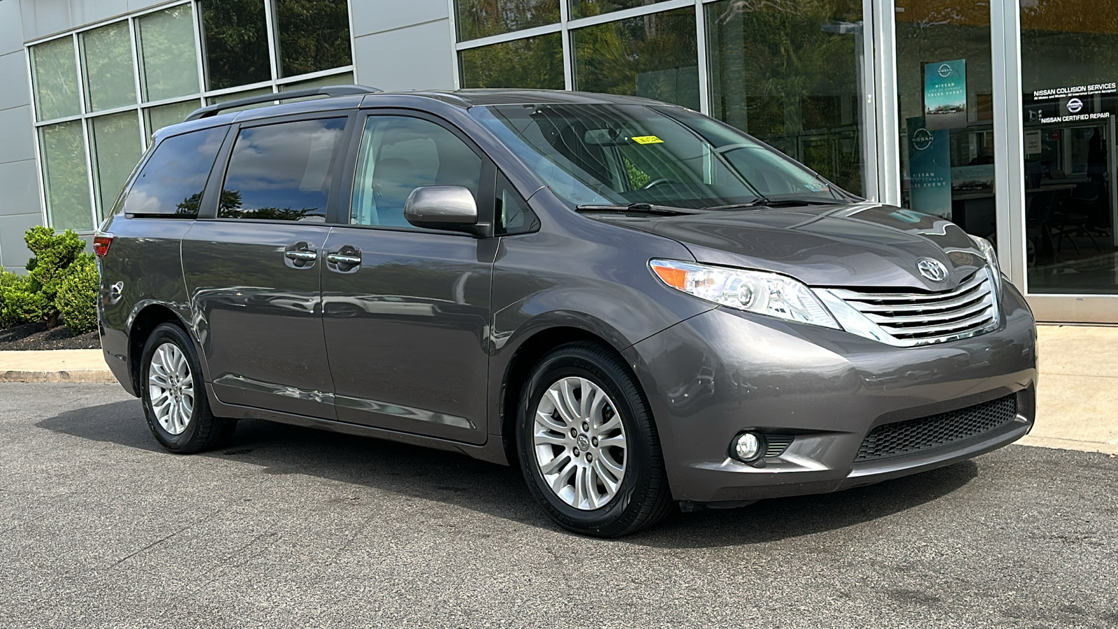 2017 Toyota Sienna XLE 2