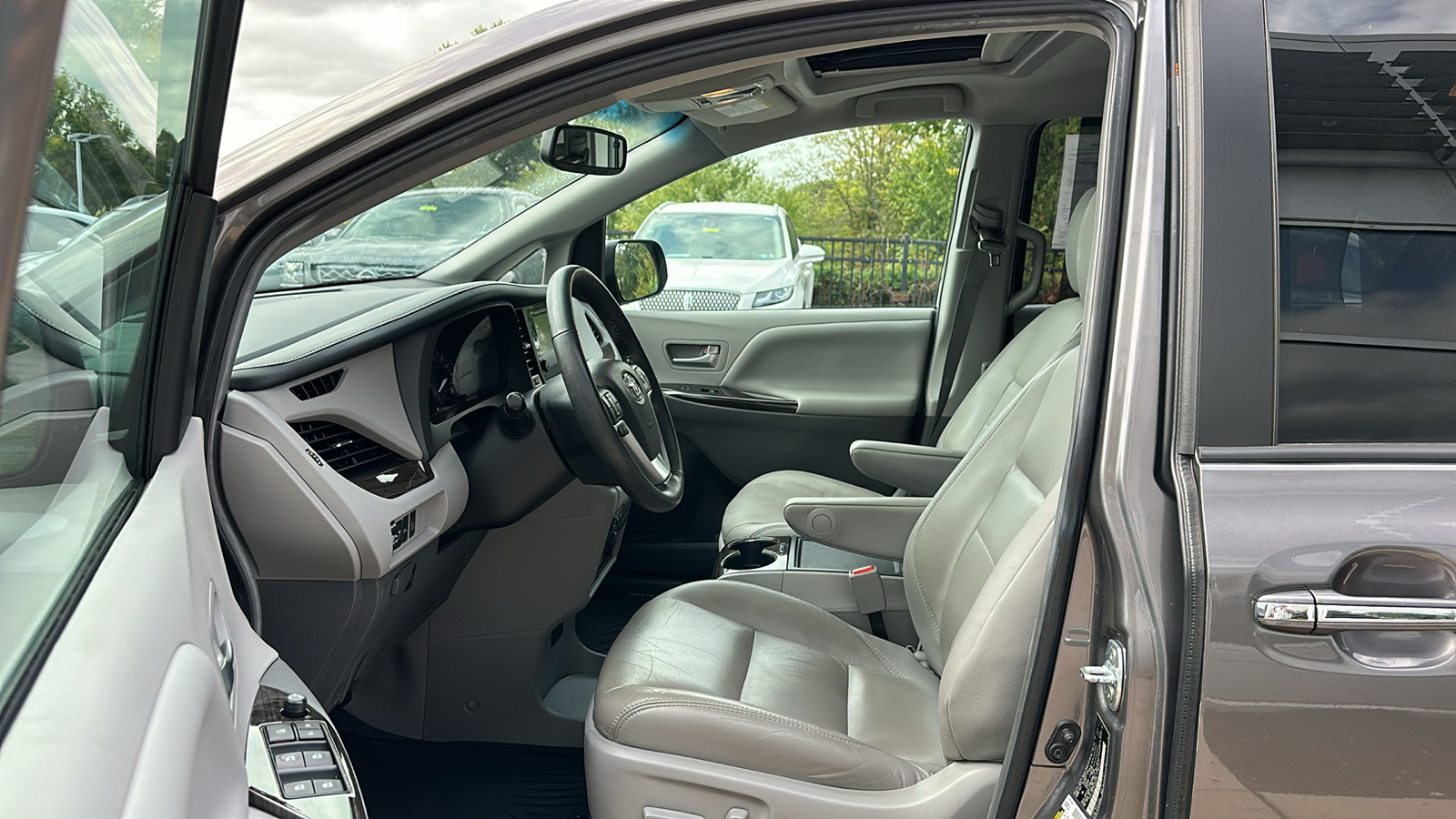 2017 Toyota Sienna XLE 12