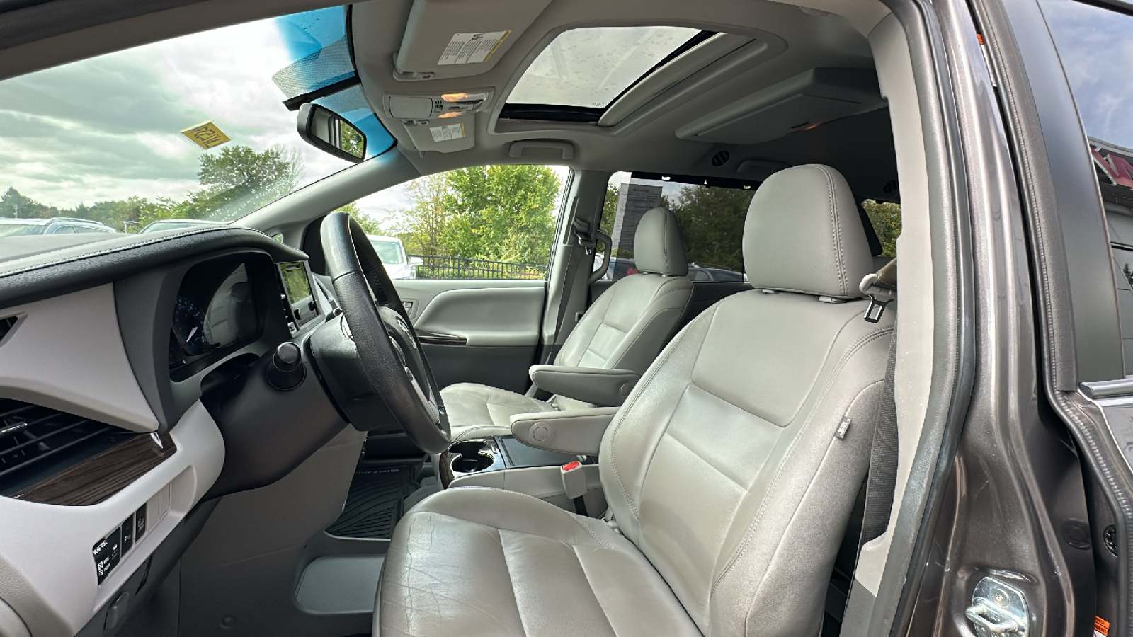 2017 Toyota Sienna XLE 13