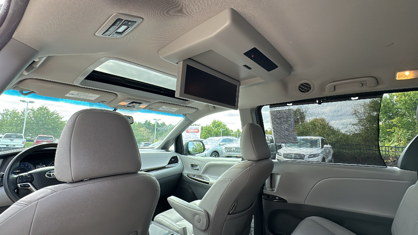 2017 Toyota Sienna XLE 14