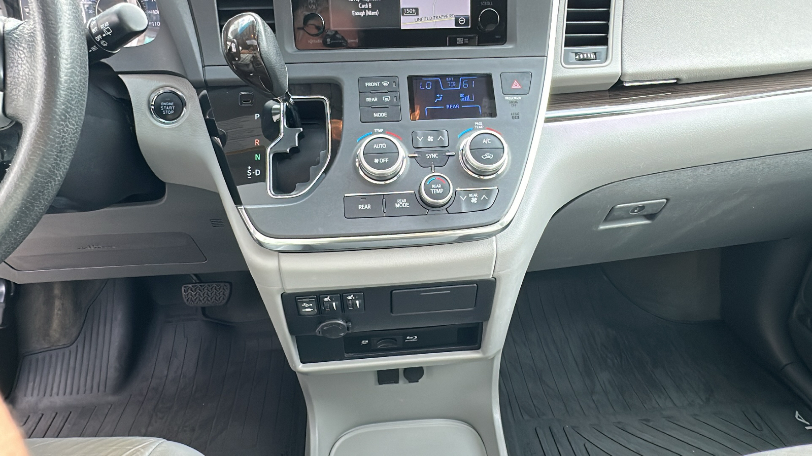 2017 Toyota Sienna XLE 22