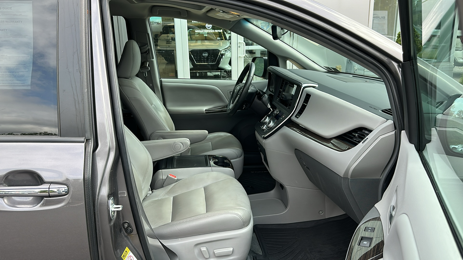 2017 Toyota Sienna XLE 25