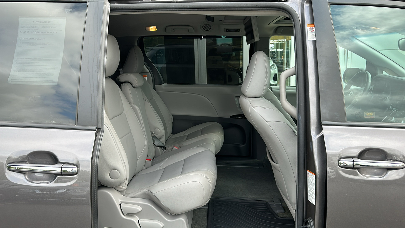 2017 Toyota Sienna XLE 26