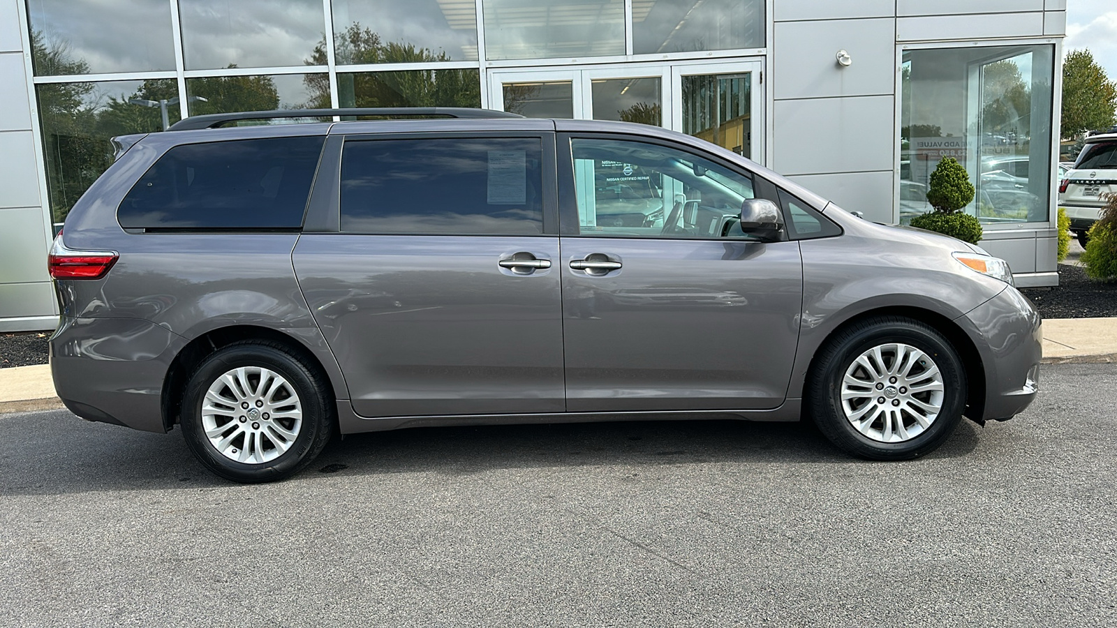 2017 Toyota Sienna XLE 29