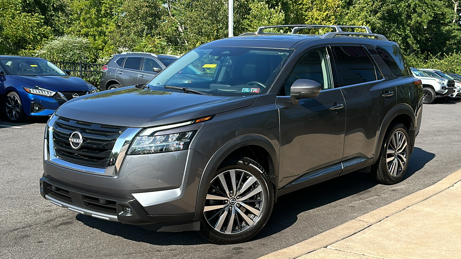 2022 Nissan Pathfinder Platinum 1