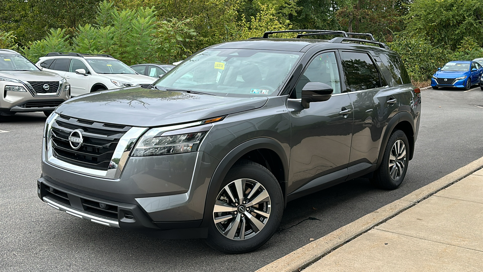 2024 Nissan Pathfinder SL 1