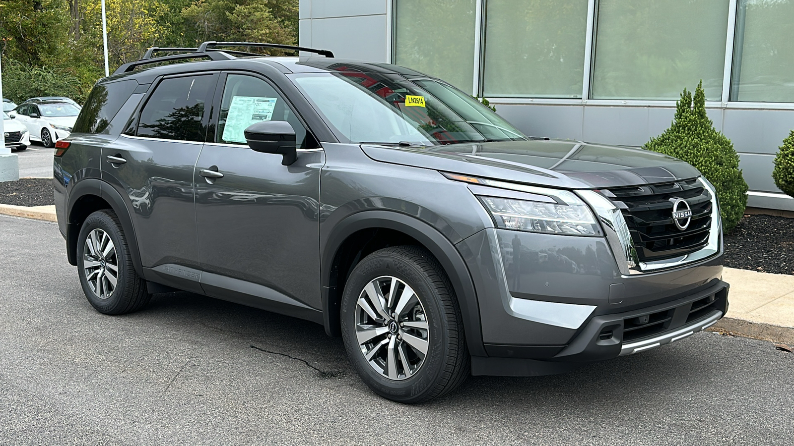 2024 Nissan Pathfinder SL 2