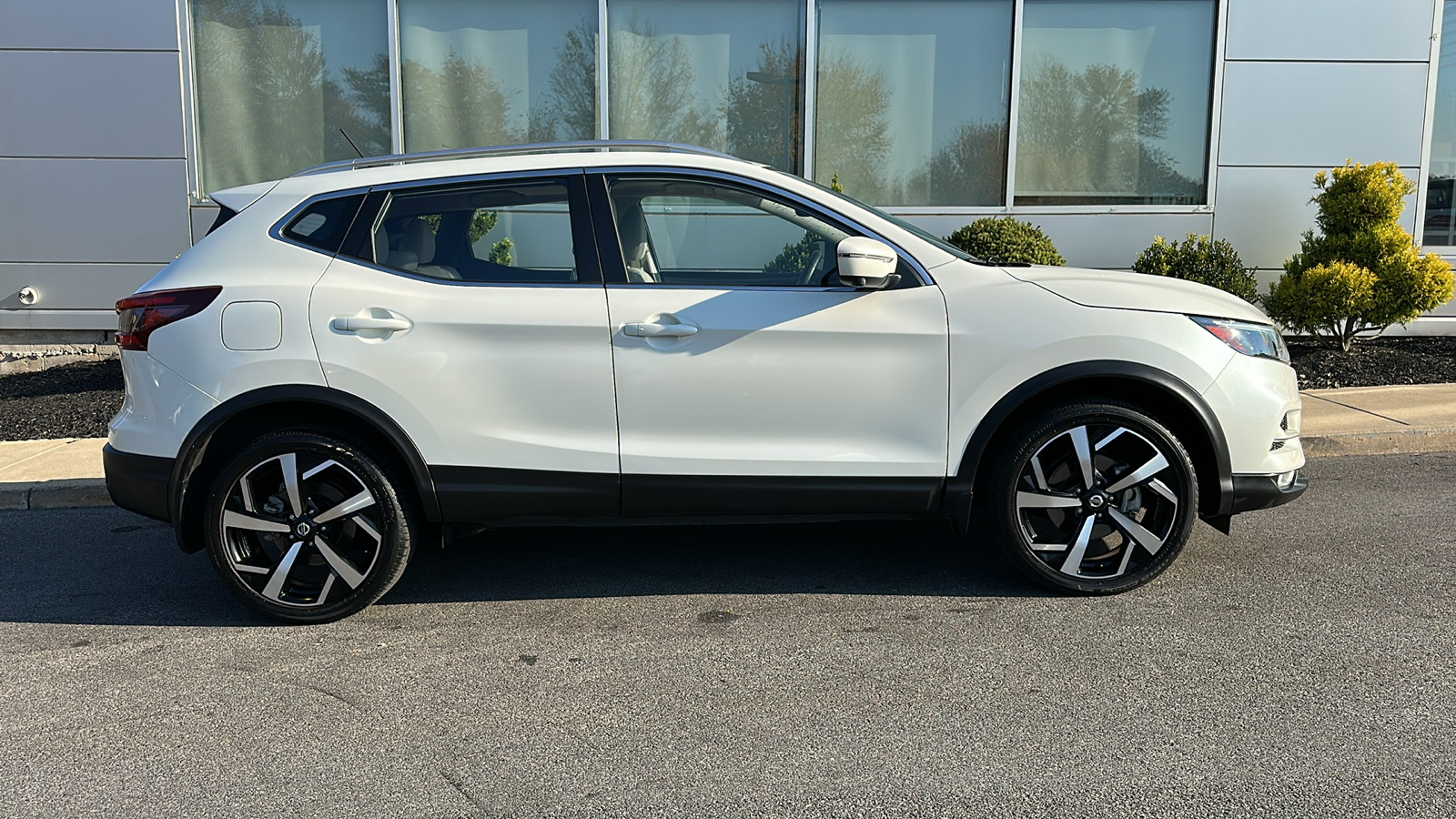 2021 Nissan Rogue Sport SL 28