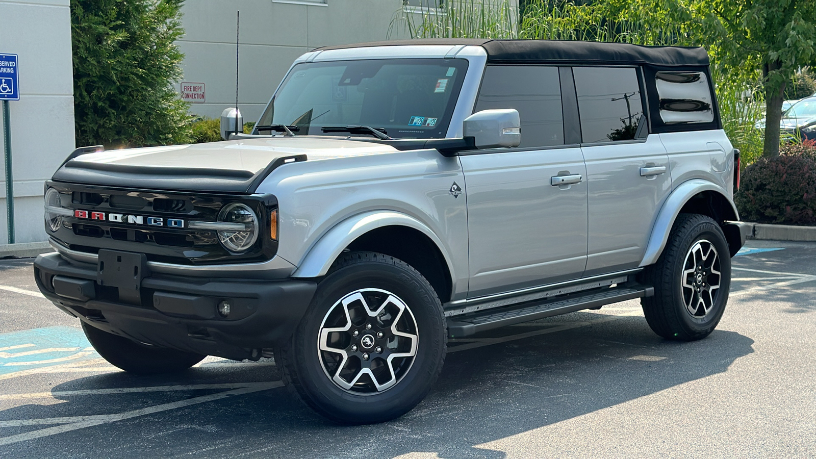 2023 Ford Bronco Outer Banks 1