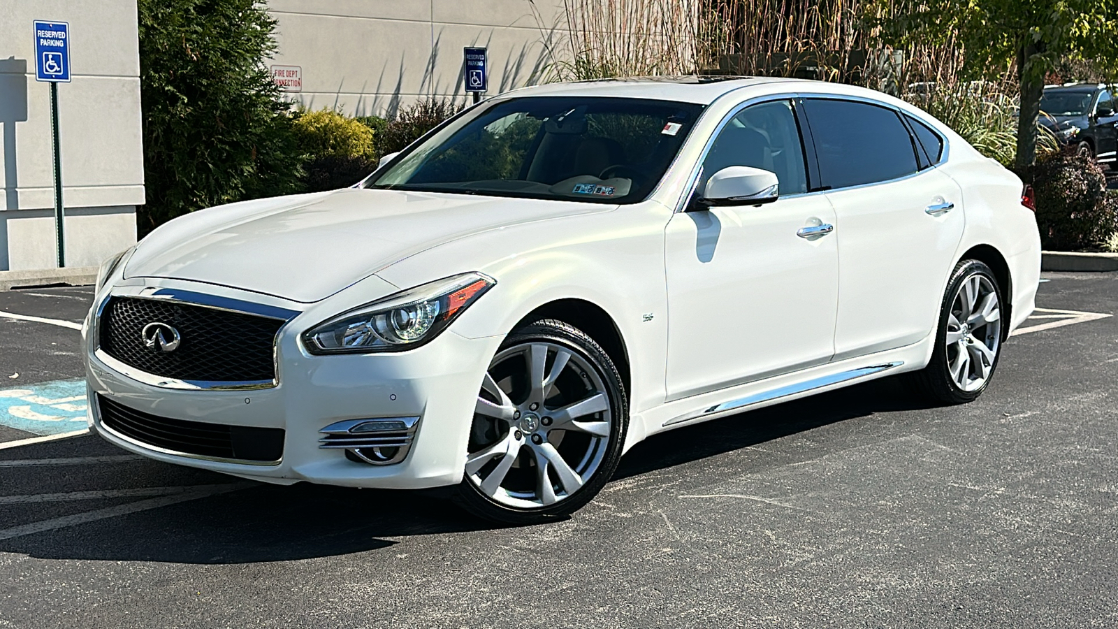 2015 INFINITI Q70L 5.6X 1