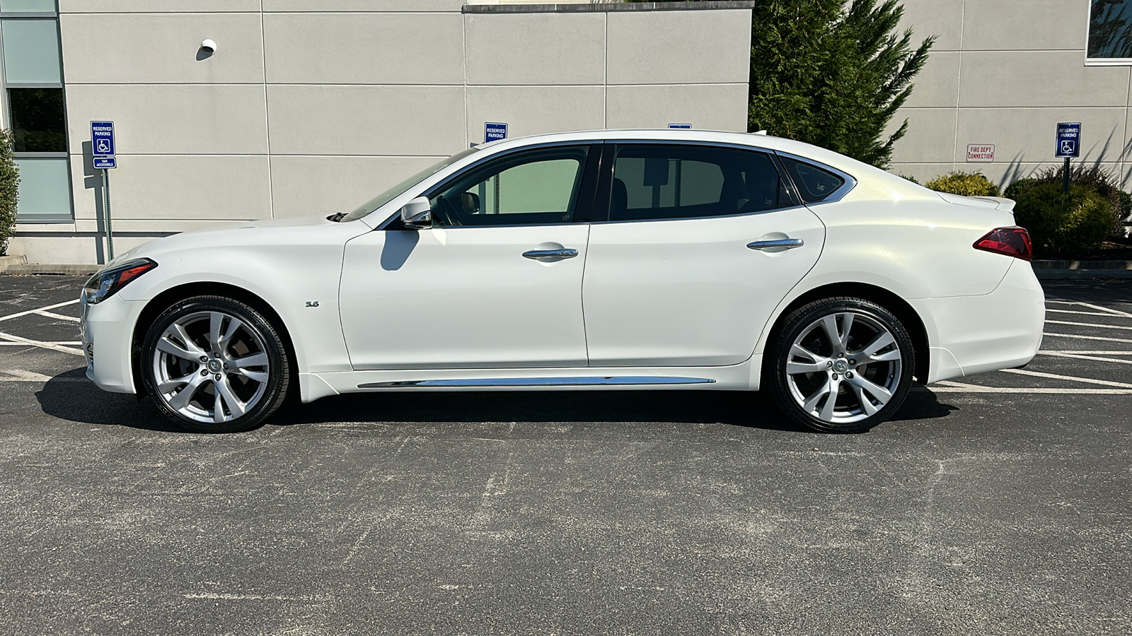 2015 INFINITI Q70L 5.6X 29