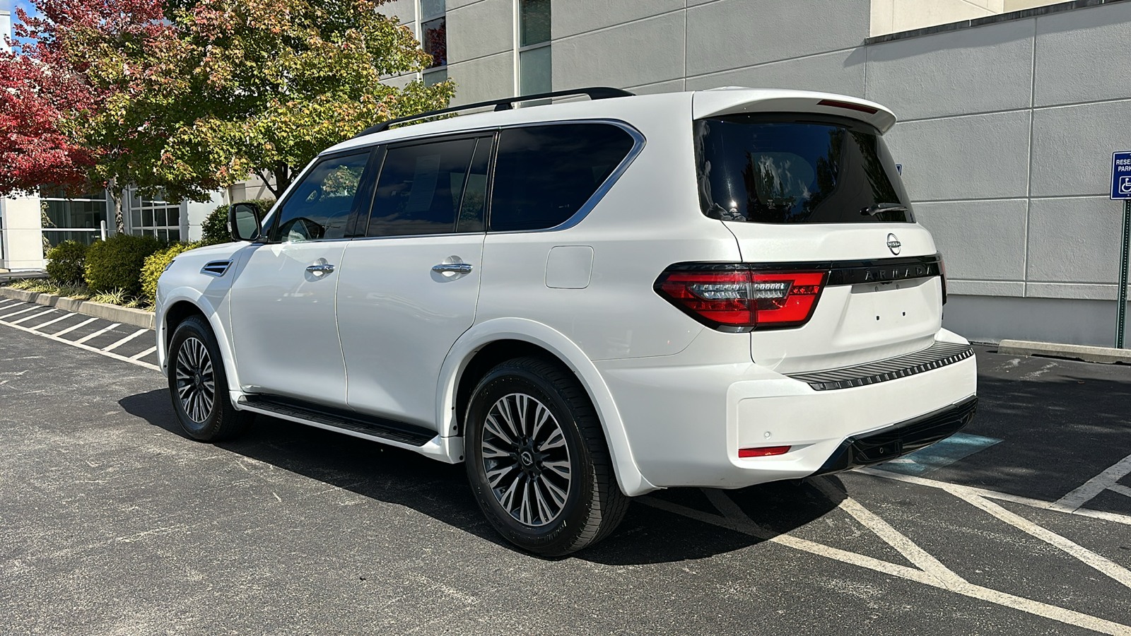 2023 Nissan Armada SL 8