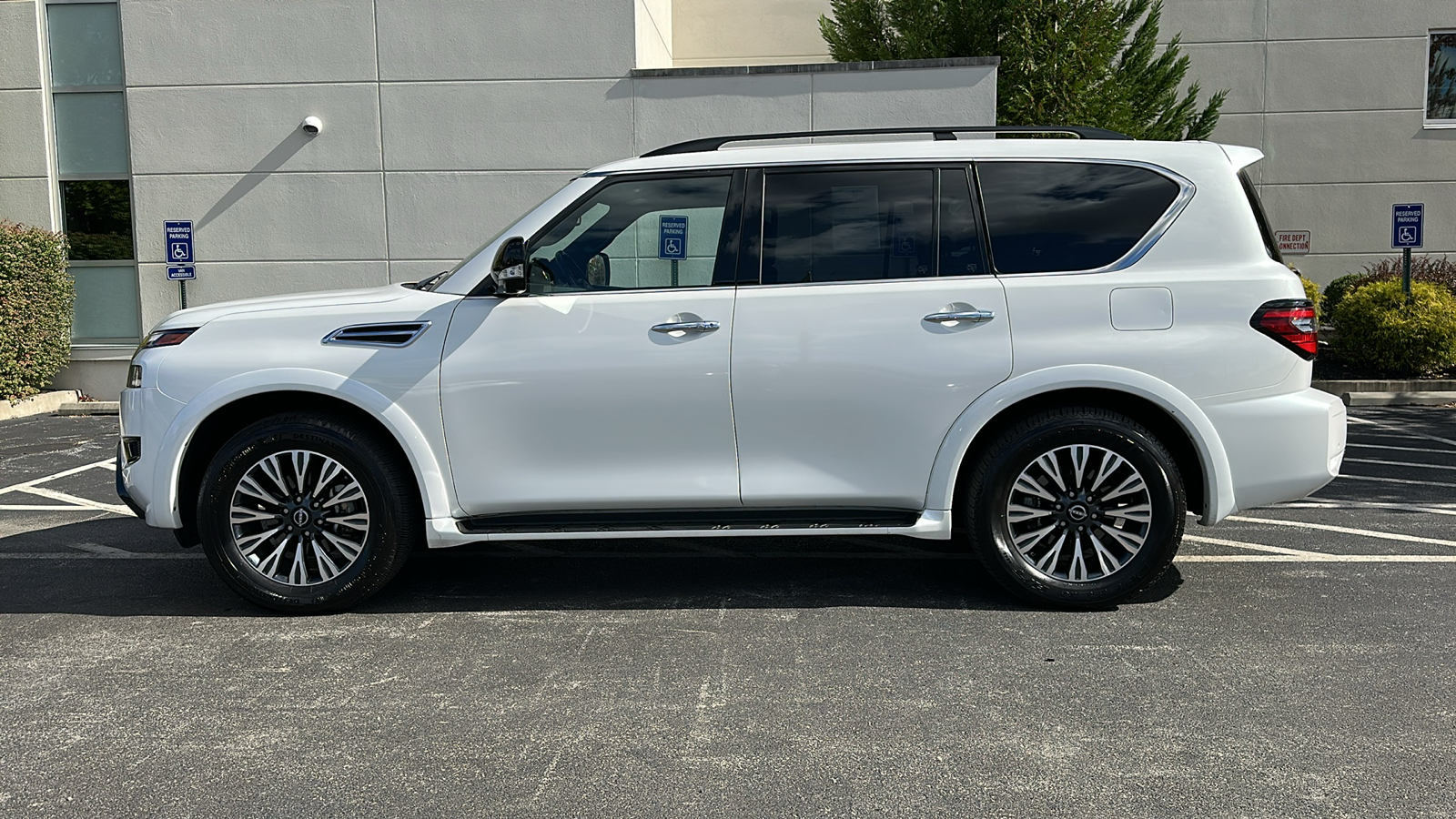 2023 Nissan Armada SL 29