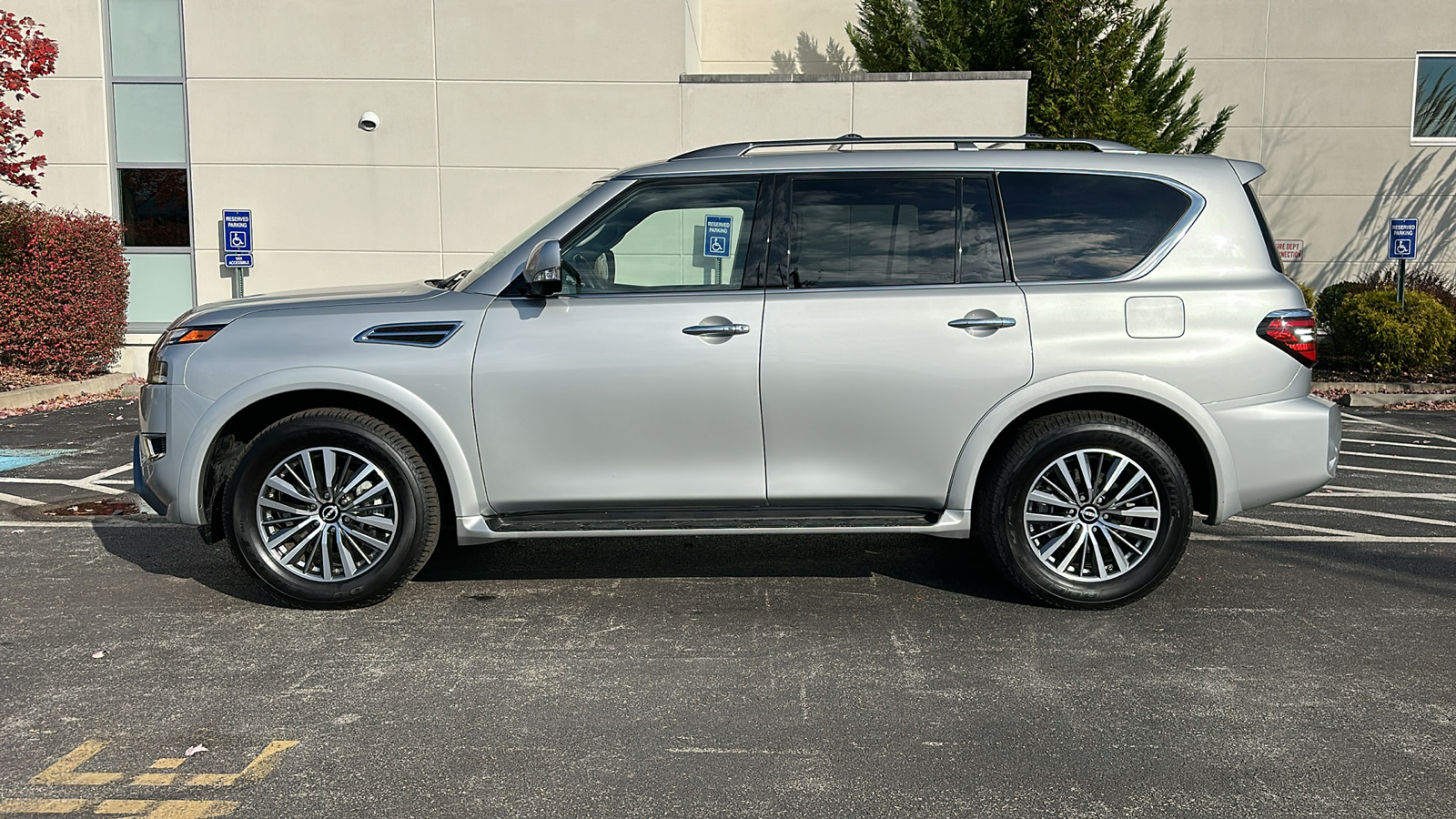 2023 Nissan Armada SL 28