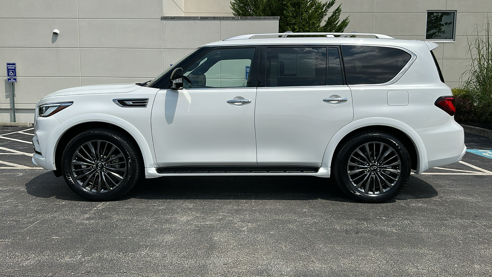 2024 INFINITI QX80 SENSORY 30