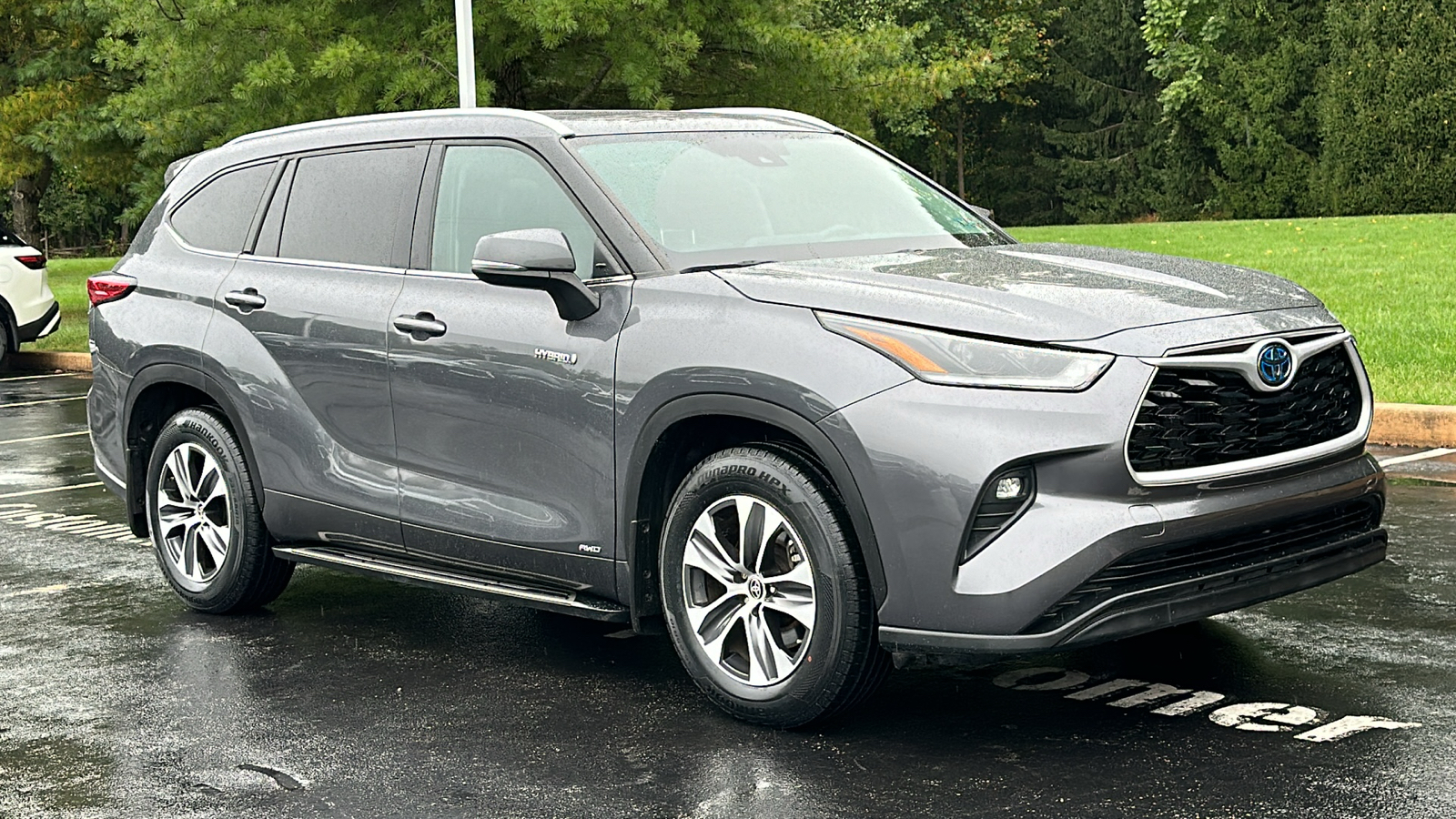 2021 Toyota Highlander Hybrid XLE 2