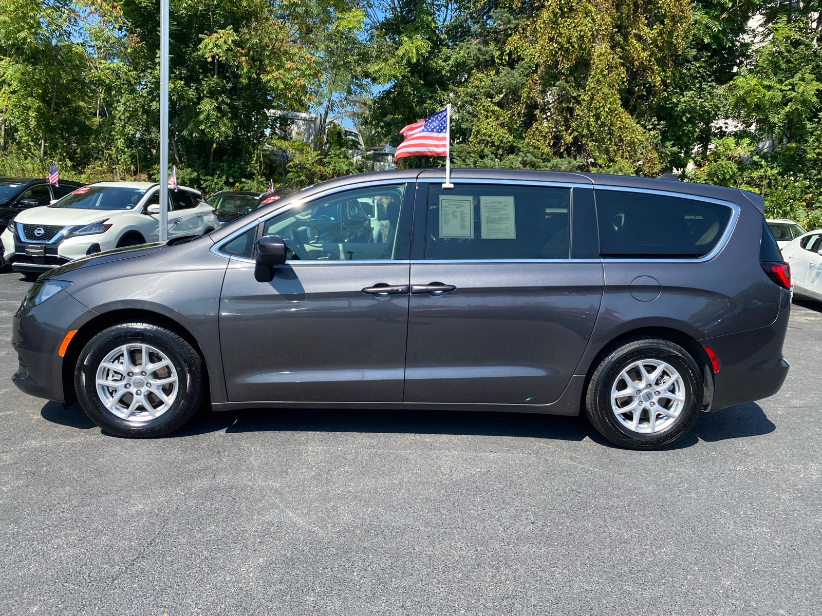 2023 Chrysler Voyager LX 4