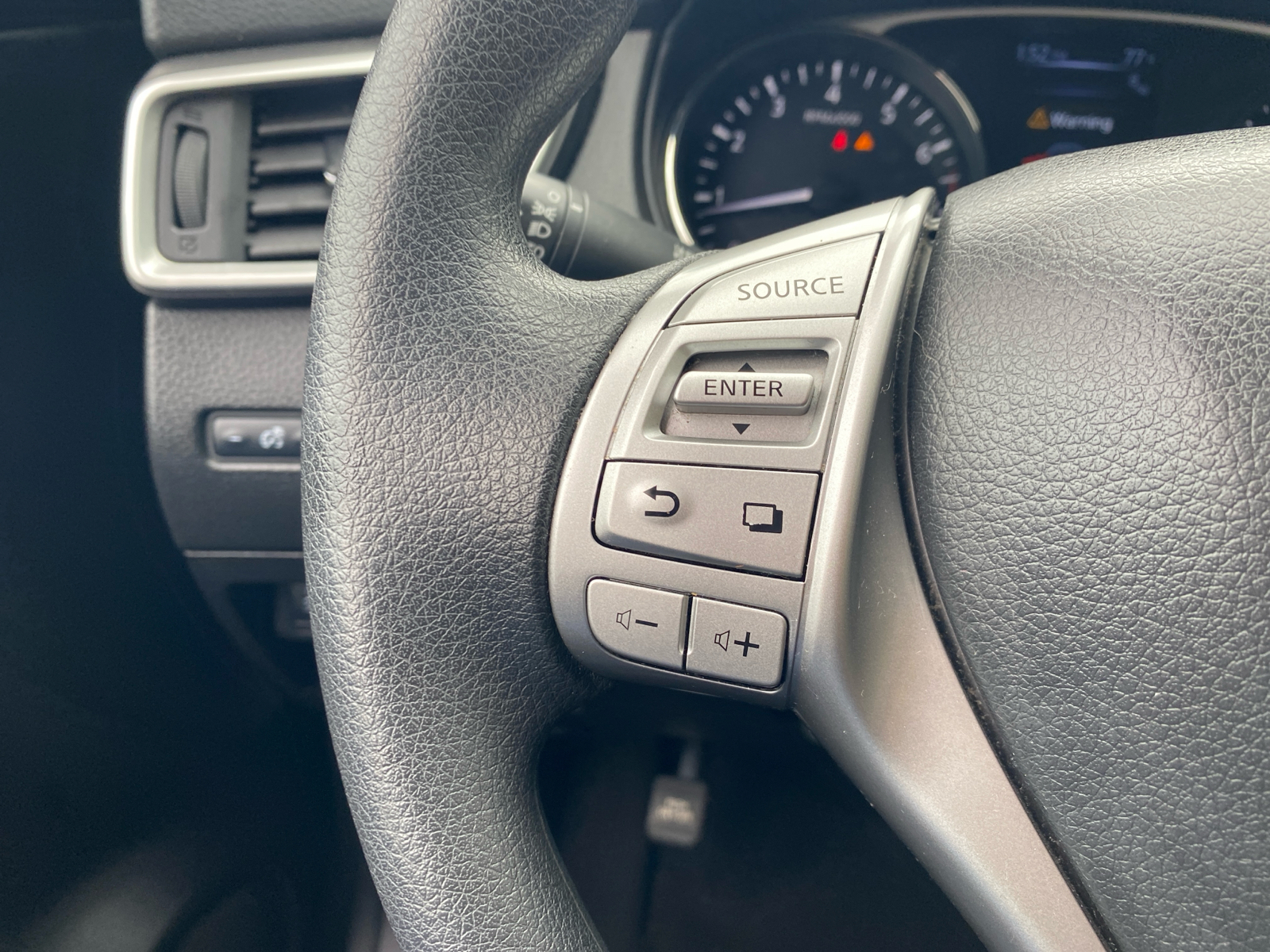 2016 Nissan Rogue SV 12