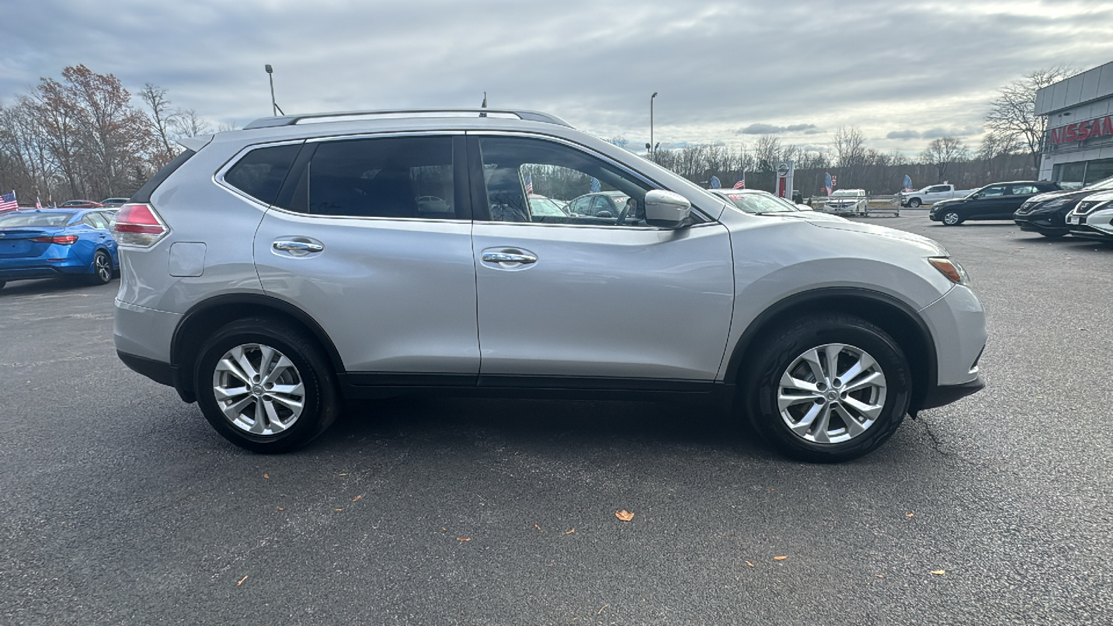 2015 Nissan Rogue SV 11